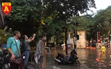 Người điều khiển ô tô mua xôi, bánh mì chống đói do đường ngập sau mưa lớn
