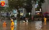 Người điều khiển ô tô mua xôi, bánh mì chống đói do đường ngập sau mưa lớn