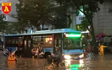 Người điều khiển ô tô mua xôi, bánh mì chống đói do đường ngập sau mưa lớn