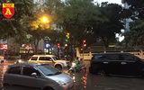 Người điều khiển ô tô mua xôi, bánh mì chống đói do đường ngập sau mưa lớn