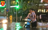 Người điều khiển ô tô mua xôi, bánh mì chống đói do đường ngập sau mưa lớn