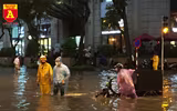 Người điều khiển ô tô mua xôi, bánh mì chống đói do đường ngập sau mưa lớn