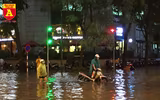 Người điều khiển ô tô mua xôi, bánh mì chống đói do đường ngập sau mưa lớn