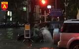 Người điều khiển ô tô mua xôi, bánh mì chống đói do đường ngập sau mưa lớn