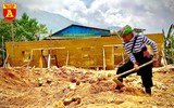 Lên Y Tý xem đồng bào giã đất làm nhà