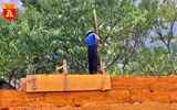 Lên Y Tý xem đồng bào giã đất làm nhà