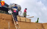 Lên Y Tý xem đồng bào giã đất làm nhà