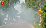 Khói rơm rạ bủa vây người tham gia giao thông tại Hà Nội