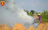 Khói rơm rạ bủa vây người tham gia giao thông tại Hà Nội