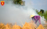 Khói rơm rạ bủa vây người tham gia giao thông tại Hà Nội