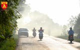 Khói rơm rạ bủa vây người tham gia giao thông tại Hà Nội