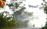 Khói rơm rạ bủa vây người tham gia giao thông tại Hà Nội