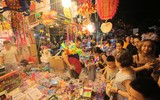 Người Hà Nội đón trung thu sớm 