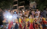 Người Hà Nội đón trung thu sớm 