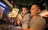 Người Hà Nội đón trung thu sớm 