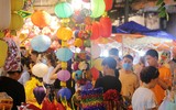 Người Hà Nội đón trung thu sớm 
