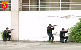Xem Cảnh sát đặc nhiệm đu dây, đột nhập nhà cao tầng trấn áp tội phạm