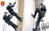 Xem Cảnh sát đặc nhiệm đu dây, đột nhập nhà cao tầng trấn áp tội phạm