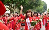 Phụ nữ Thủ đô thướt tha trong trang phục áo dài 