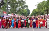 Phụ nữ Thủ đô thướt tha trong trang phục áo dài 