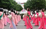 Phụ nữ Thủ đô thướt tha trong trang phục áo dài 