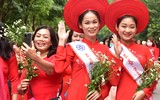 Phụ nữ Thủ đô thướt tha trong trang phục áo dài 