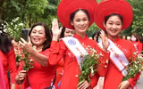 Phụ nữ Thủ đô thướt tha trong trang phục áo dài 