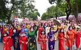 Phụ nữ Thủ đô thướt tha trong trang phục áo dài 