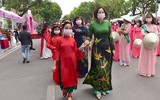 Phụ nữ Thủ đô thướt tha trong trang phục áo dài 