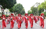 Phụ nữ Thủ đô thướt tha trong trang phục áo dài 