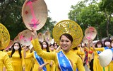 Phụ nữ Thủ đô thướt tha trong trang phục áo dài 