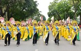 Phụ nữ Thủ đô thướt tha trong trang phục áo dài 