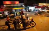 Xuyên đêm lạnh, tiểu thương chợ hoa Quảng Bá mưu sinh