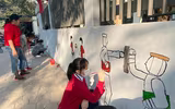Xem học sinh ở Hà Nội vẽ bích họa 