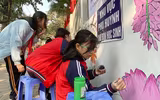Xem học sinh ở Hà Nội vẽ bích họa 