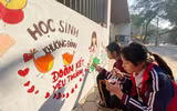 Xem học sinh ở Hà Nội vẽ bích họa 