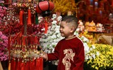 Hàng Mã ngập tràn không khí Tết, giới trẻ Hà thành đua nhau check in chụp ảnh 