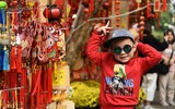 Hàng Mã ngập tràn không khí Tết, giới trẻ Hà thành đua nhau check in chụp ảnh 