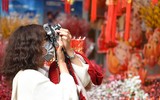 Hàng Mã ngập tràn không khí Tết, giới trẻ Hà thành đua nhau check in chụp ảnh 