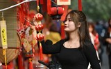 Hàng Mã ngập tràn không khí Tết, giới trẻ Hà thành đua nhau check in chụp ảnh 
