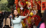 Hàng Mã ngập tràn không khí Tết, giới trẻ Hà thành đua nhau check in chụp ảnh 