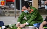 Xem lính cứu hỏa trổ tài gói bánh chưng đón Tết