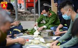 Xem lính cứu hỏa trổ tài gói bánh chưng đón Tết