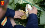 Xem lính cứu hỏa trổ tài gói bánh chưng đón Tết