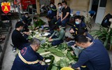 Xem lính cứu hỏa trổ tài gói bánh chưng đón Tết