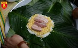 Xem lính cứu hỏa trổ tài gói bánh chưng đón Tết