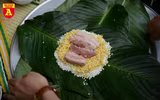 Xem lính cứu hỏa trổ tài gói bánh chưng đón Tết