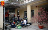 Xem lính cứu hỏa trổ tài gói bánh chưng đón Tết