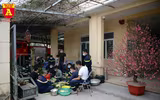 Xem lính cứu hỏa trổ tài gói bánh chưng đón Tết