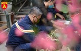 Xem lính cứu hỏa trổ tài gói bánh chưng đón Tết